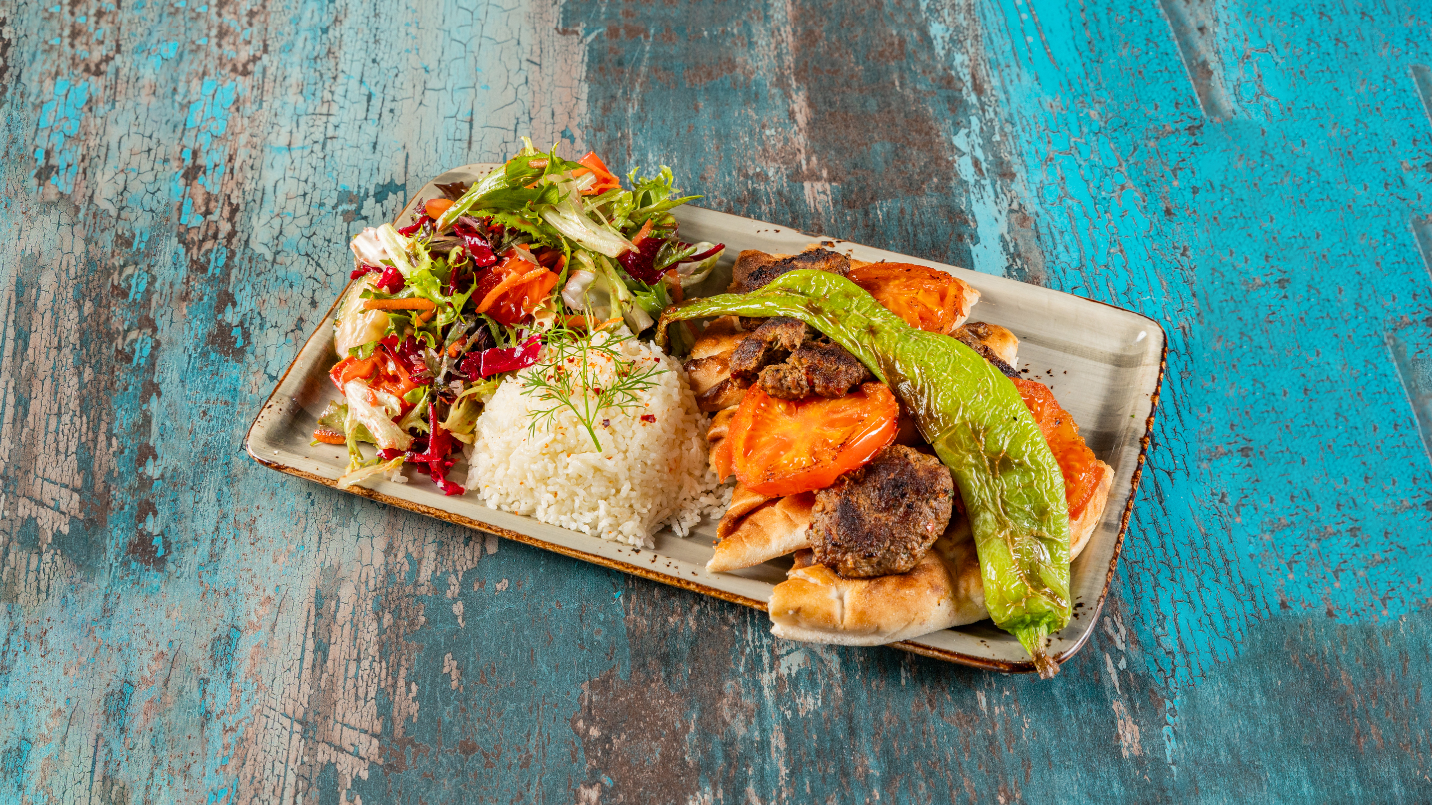 Kofta plate with lamb kofta, grilled tomato, pepper, Turkish bread and rice